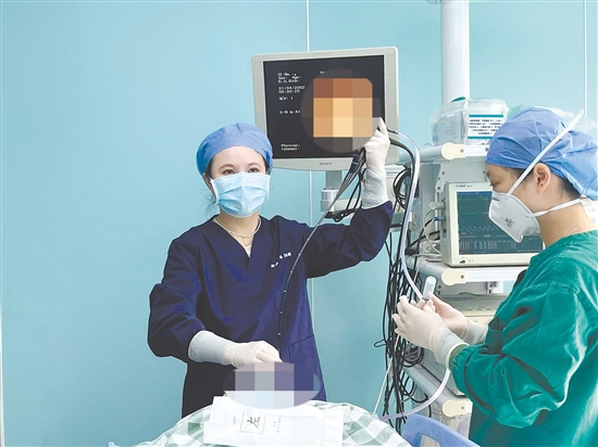 出现持续咳嗽,应到医院问诊,必要时进行专业检查。 出现持续咳嗽,应到医院问诊,必要时进行专业检查。