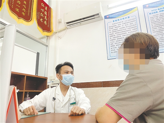 医生向患者了解情况。 医生向患者了解情况。