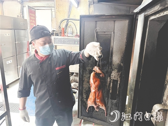 刚出炉的烧鹅香飘四溢。 刚出炉的烧鹅香飘四溢。