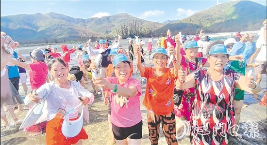 “熊猫专列”带着全国200多名游客来到台山感受滨海的快乐。 “熊猫专列”带着全国200多名游客来到台山感受滨海的快乐。