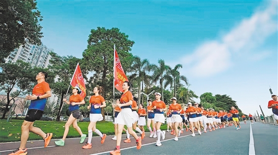 区跑步运动协会跑友每天晨跑，在晨光中感受城市的魅力。