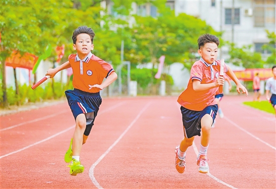 “全运会之风”吹进了校园。礼乐中心小学举办田径运动会。
