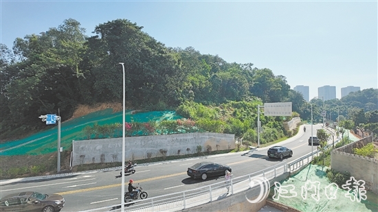 广场西路延长线南段的通车让周边居民的出行更加方便。 广场西路延长线南段的通车让周边居民的出行更加方便。