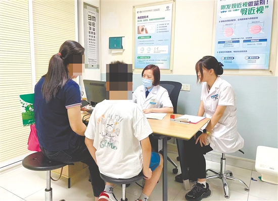 医生为近视儿童看诊。 医生为近视儿童看诊。
