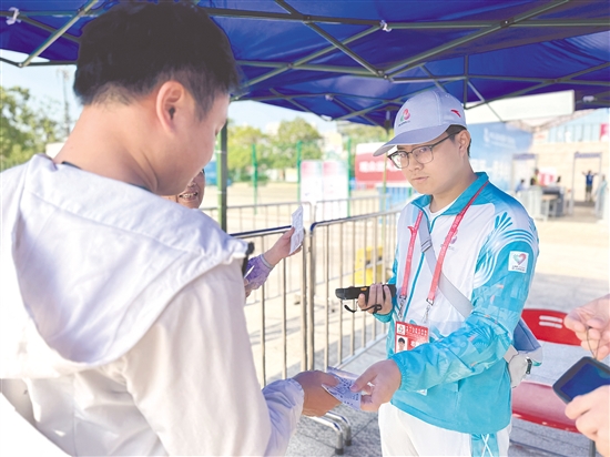 “小海豚”志愿者团队经过严格筛选和系统培训后正式上岗,服务岗位涵盖跟车随车、颁奖礼仪、场地服务、反兴奋剂检查、安保安检、功能区引导、通用接待以及酒店服务八大核心领域。 “小海豚”志愿者团队经过严格筛选和系统培训后正式上岗,服务岗位涵盖跟车随车、颁奖礼仪、场地服务、反兴奋剂检查、安保安检、功能区引导、通用接待以及酒店服务八大核心领域。