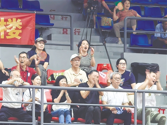 比赛现场,港澳同胞、海外乡亲纷纷为自家代表队加油助威。 比赛现场,港澳同胞、海外乡亲纷纷为自家代表队加油助威。