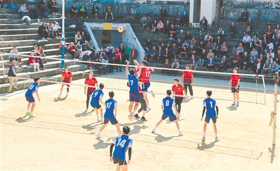 大会期间,激烈的排球比赛等系列活动轮番上演。 大会期间,激烈的排球比赛等系列活动轮番上演。
