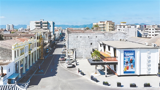 这座由旧粮仓改造而成的综合性文化空间成为冲蒌镇的新地标。 这座由旧粮仓改造而成的综合性文化空间成为冲蒌镇的新地标。