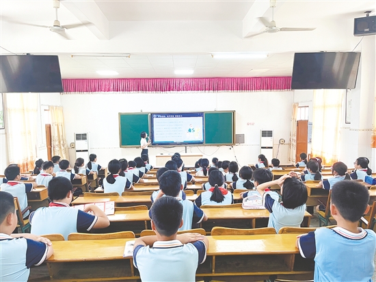 法治副校长在校园开展“开学法治第一课”。 法治副校长在校园开展“开学法治第一课”。