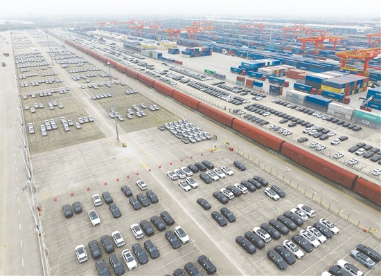图为西安国际港站存放汽车的物流基地(11月14日摄,无人机照片)。 图为西安国际港站存放汽车的物流基地(11月14日摄,无人机照片)。