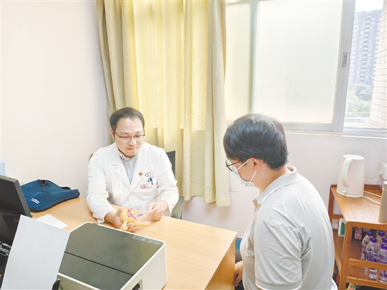 医生为患者科普子宫肌瘤知识。 医生为患者科普子宫肌瘤知识。