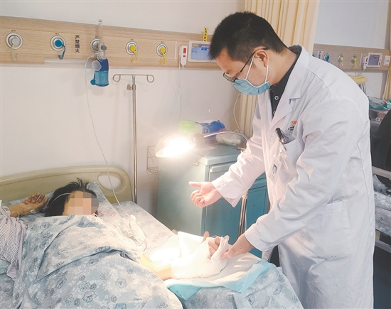 医生查看患者情况。 医生查看患者情况。