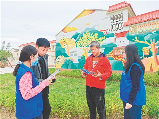 社保志愿者向群众讲解社保政策。 社保志愿者向群众讲解社保政策。