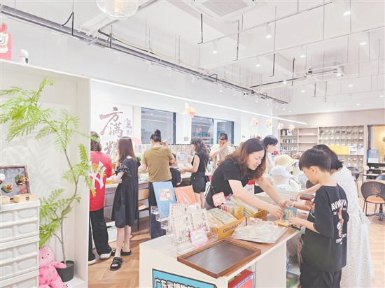 方满糖文创茶饮店不仅是开平文创基地展示创业成果的“展厅”，更是面向当地居民与游客的“多功能会客厅”和创意人才的聚集地。
