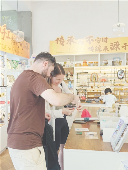 基地创业者创作的文创产品吸引外国游客关注。