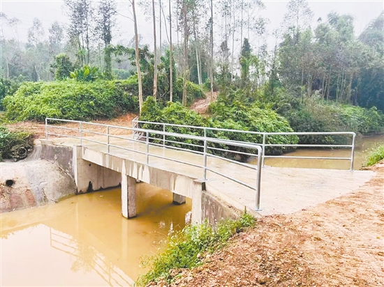 新修的机耕桥便利村民出行。 新修的机耕桥便利村民出行。