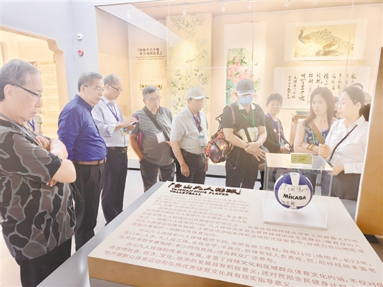 访问团成员以脚步丈量侨乡大地,在古村风貌、文化遗存与乡村新景中,感受祖国、故乡的发展脉搏。 访问团成员以脚步丈量侨乡大地,在古村风貌、文化遗存与乡村新景中,感受祖国、故乡的发展脉搏。