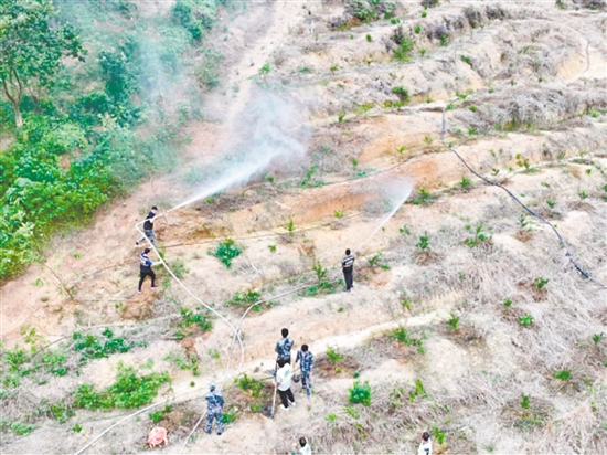 大江镇在石桥坑尾村组织开展森林防灭火应急演练,以实战筑牢安全防线。 大江镇在石桥坑尾村组织开展森林防灭火应急演练,以实战筑牢安全防线。