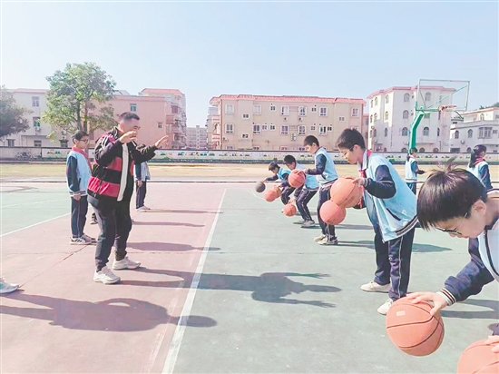 在赤溪镇,篮球运动有着深厚根基,已融入群众血脉。 在赤溪镇,篮球运动有着深厚根基,已融入群众血脉。