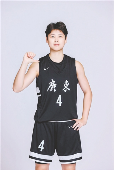 竞技场上,钟佳丽持续突破自我,在十五运会站上最高领奖台。受访者供图 竞技场上,钟佳丽持续突破自我,在十五运会站上最高领奖台。受访者供图