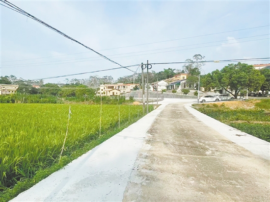 村道拓宽,村民出行更安全。 村道拓宽,村民出行更安全。