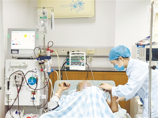 患者接受血液净化治疗。 患者接受血液净化治疗。