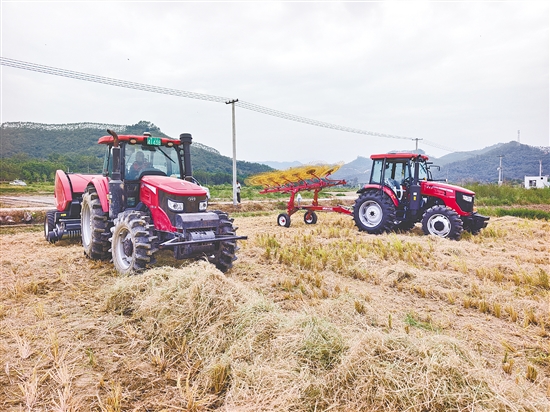 现场展示的新式农机打捆机和搂草机引人注目。 现场展示的新式农机打捆机和搂草机引人注目。