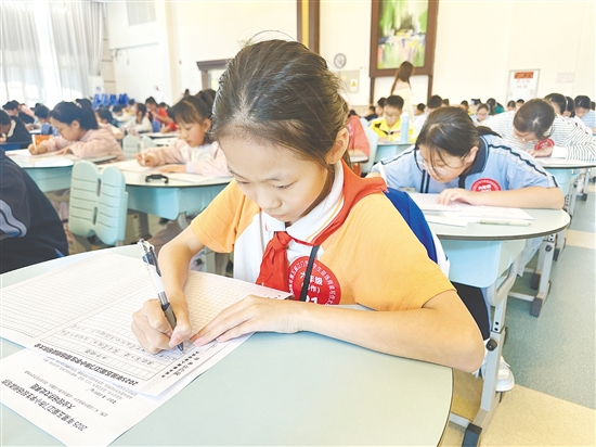 选手们奋笔疾书。 选手们奋笔疾书。