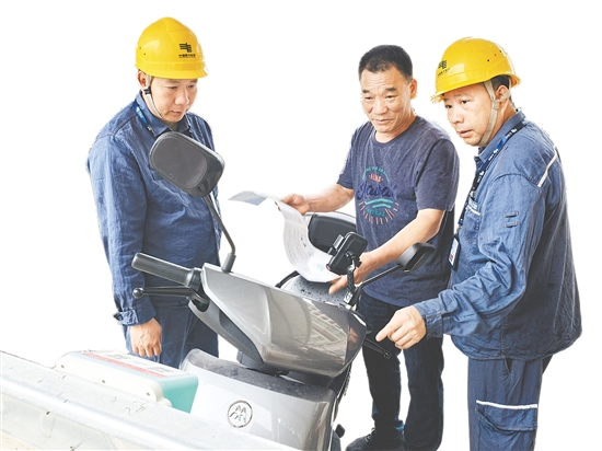 开平供电局组织人员到小区开展电动自行车充电安全科普宣传。 开平供电局组织人员到小区开展电动自行车充电安全科普宣传。