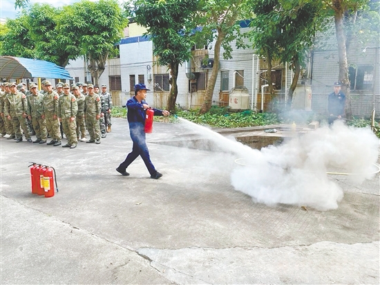 参训人员学习操作灭火器扑灭明火,有效提升对初期火灾的快速响应和协同处置能力。 参训人员学习操作灭火器扑灭明火,有效提升对初期火灾的快速响应和协同处置能力。