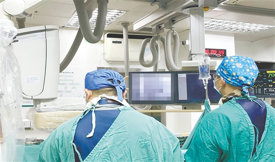 心血管内科团队为患者施行手术。