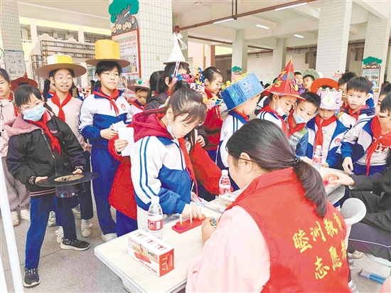 数学游园会吸引众多同学参加。 数学游园会吸引众多同学参加。