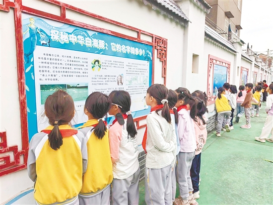 海洋特色教育课深受同学们喜爱。 海洋特色教育课深受同学们喜爱。