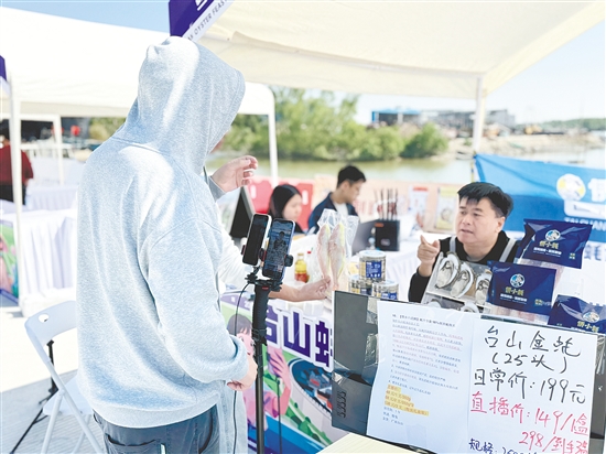 直播过程中,主播们不仅推介生蚝产品,更同步展示台山的海洋风光、渔家文化、侨乡风情。 直播过程中,主播们不仅推介生蚝产品,更同步展示台山的海洋风光、渔家文化、侨乡风情。