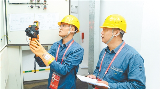 在科技的助力下,台山供电局圆满实现“零差错、零闪动”保电目标。 在科技的助力下,台山供电局圆满实现“零差错、零闪动”保电目标。