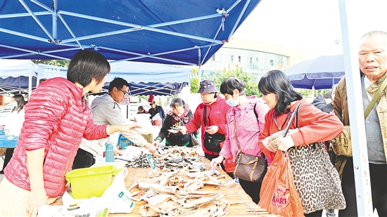 台城街道创新治理思路,变“堵”为“疏”,盘活闲置地打造临时圩期市场。 台城街道创新治理思路,变“堵”为“疏”,盘活闲置地打造临时圩期市场。