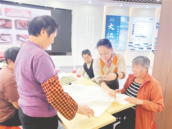 通过理论学习与动手实践相结合的方式,学员们掌握了一些整理收纳技能。 通过理论学习与动手实践相结合的方式,学员们掌握了一些整理收纳技能。