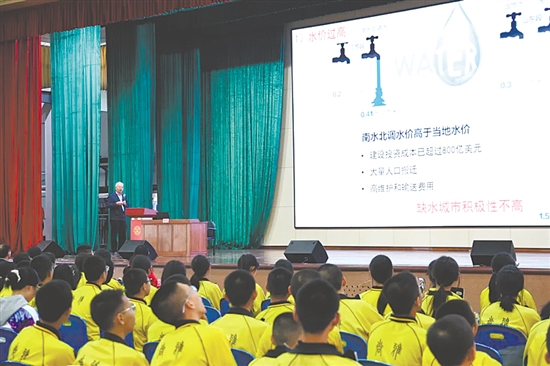 院士通过科普讲座,为青少年讲述前沿科学知识。 院士通过科普讲座,为青少年讲述前沿科学知识。