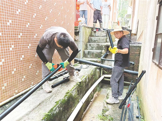 工作人员精准更换老化水管2520米,彻底根除管道渗水、水质浑浊的问题。双合镇供图 工作人员精准更换老化水管2520米,彻底根除管道渗水、水质浑浊的问题。双合镇供图