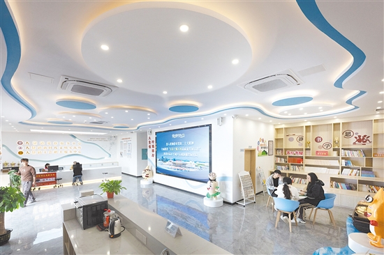 美丽圩镇客厅结合“大鳌三宝”形象IP设计，是面向群众开放的多元服务场所。