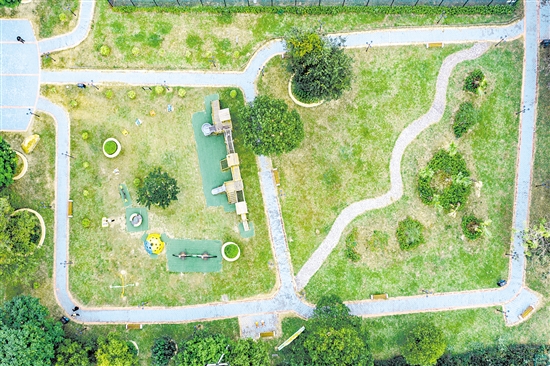 绿美生态小公园位于圩镇中心地带，为群众提供风景秀美的休闲地。