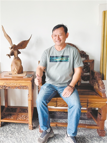 谈铭钦和他收藏的金丝楠木家具。 谈铭钦和他收藏的金丝楠木家具。