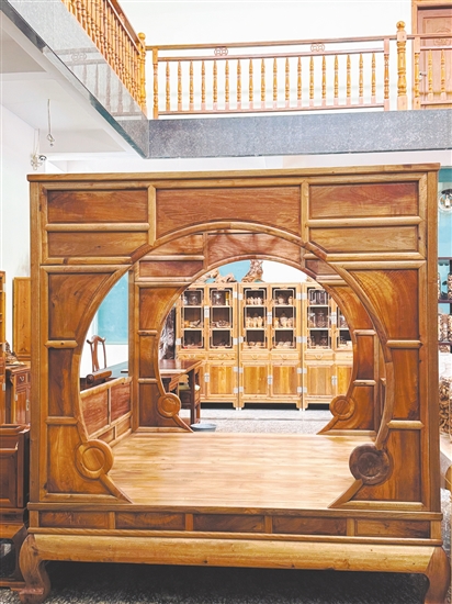 由金丝楠木制成的床。 由金丝楠木制成的床。