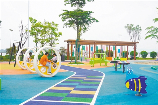 潭江生态湿地长廊内精心打造的“渔趣”儿童主题乐园,成为广受市民欢迎的家庭休闲新地标。 潭江生态湿地长廊内精心打造的“渔趣”儿童主题乐园,成为广受市民欢迎的家庭休闲新地标。