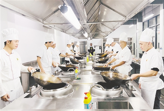 开平市人社局深入调研群众就业意愿与本地产业发展方向,精心开设中医、烹饪、家政等多类实用课程,力求做到按需培训,让学员学有所用、学有所成。 开平市人社局深入调研群众就业意愿与本地产业发展方向,精心开设中医、烹饪、家政等多类实用课程,力求做到按需培训,让学员学有所用、学有所成。