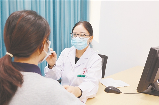 挂职开平市中心医院神经内科主任中山大学附属第一医院副主任医师孙逊沙正在看诊。 挂职开平市中心医院神经内科主任中山大学附属第一医院副主任医师孙逊沙正在看诊。