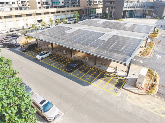 充电站最引人注目的是其约1330平方米的光伏车棚,棚顶铺设的高效光伏组件可将太阳能转化为清洁电力。 充电站最引人注目的是其约1330平方米的光伏车棚,棚顶铺设的高效光伏组件可将太阳能转化为清洁电力。