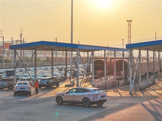 11月29日,在重庆果园港国家物流枢纽铁路货运鱼嘴站商品车物流基地,“重庆造”新能源汽车排队驶入“渝车”专列。新华社发 11月29日,在重庆果园港国家物流枢纽铁路货运鱼嘴站商品车物流基地,“重庆造”新能源汽车排队驶入“渝车”专列。新华社发