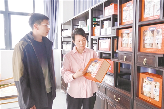 江门农商银行工作人员(左)走访李样讲(广东)陈皮有限公司。 江门农商银行工作人员(左)走访李样讲(广东)陈皮有限公司。