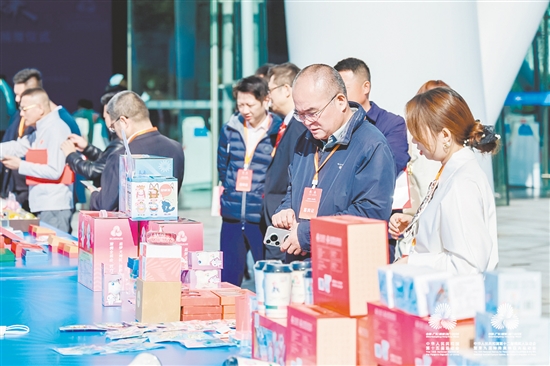 李样讲(广东)陈皮有限公司的产品亮相十五运会。 李样讲(广东)陈皮有限公司的产品亮相十五运会。